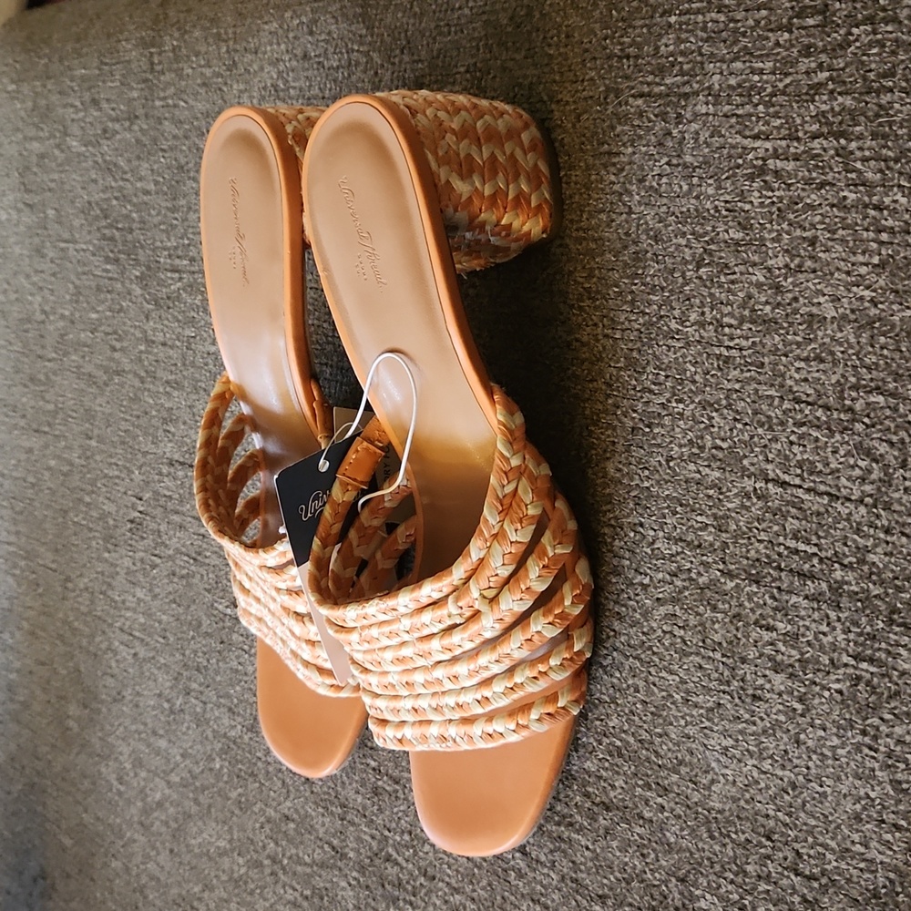 🔴Universal Thread heeled sandals - Picture 2 of 4